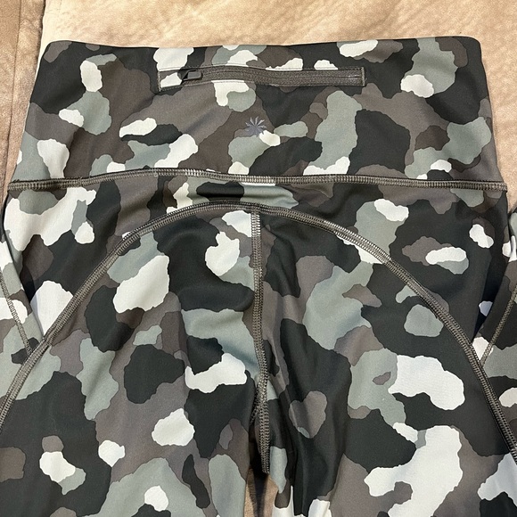 EUC Athleta lightning camo 7/8 tight, NWOT - Picture 5 of 5
